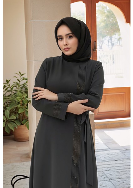 Tesettür Taş Işlemeli Kuşaklı Ferace Özel Tasarım Şık ve Zarif Kadın Tesettür Elbise Modeli