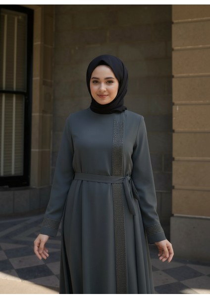 Tesettür Taş Işlemeli Kuşaklı Ferace Özel Tasarım Şık ve Zarif Kadın Tesettür Elbise Modeli modelleri