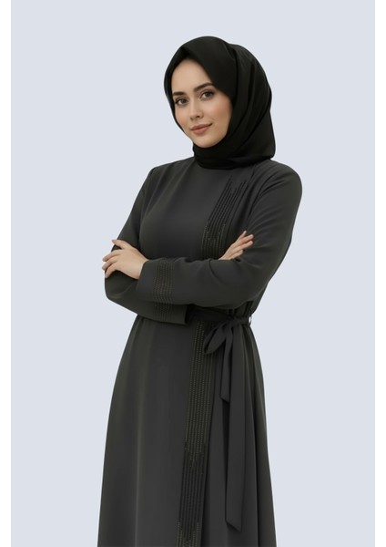 Tesettür Taş Işlemeli Kuşaklı Ferace Özel Tasarım Şık ve Zarif Kadın Tesettür Elbise Modeli