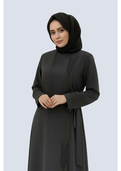 Tesettür Taş Işlemeli Kuşaklı Ferace Özel Tasarım Şık ve Zarif Kadın Tesettür Elbise Modeli