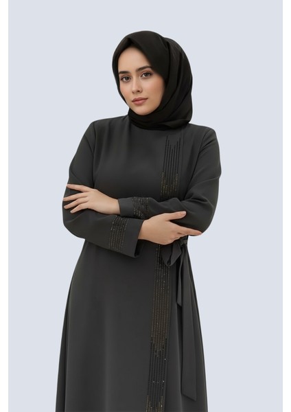 Tesettür Taş Işlemeli Kuşaklı Ferace Özel Tasarım Şık ve Zarif Kadın Tesettür Elbise Modeli