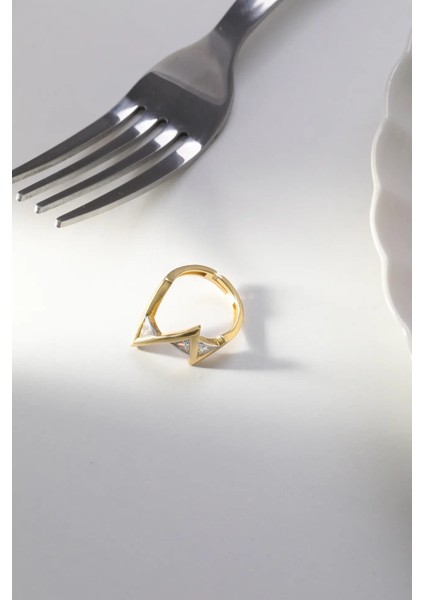 Geometrik Üçgen Taşlı Altın Renk Gümüş Kadın Yüzük modelleri