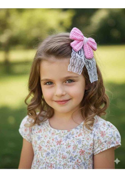 Pembe Örgü Kurdele ve Dantel Detaylı Lastikli Saç Tokası – Kız Çocuk Saç Aksesuarı fırsatları