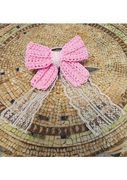 Pembe Örgü Kurdele ve Dantel Detaylı Lastikli Saç Tokası – Kız Çocuk Saç Aksesuarı
