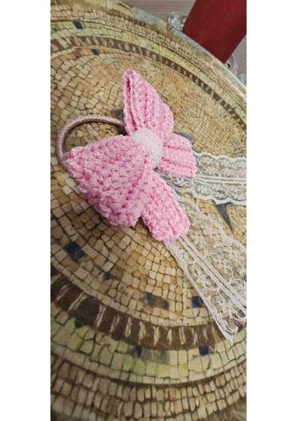 Pembe Örgü Kurdele ve Dantel Detaylı Lastikli Saç Tokası – Kız Çocuk Saç Aksesuarı fiyatları