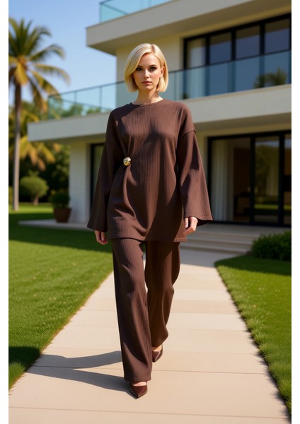 Kadın Alt Üst Geniş Kalıp Fitilli Örme Alt Üst Takım Metal Toka Detaylı Konforlu ve Şık Bir Görünüm fiyatları