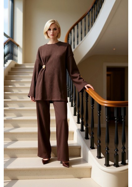 Kadın Alt Üst Geniş Kalıp Fitilli Örme Alt Üst Takım Metal Toka Detaylı Konforlu ve Şık Bir Görünüm