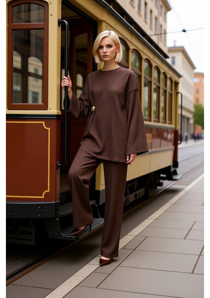 Kadın Alt Üst Geniş Kalıp Fitilli Örme Alt Üst Takım Metal Toka Detaylı Konforlu ve Şık Bir Görünüm modelleri