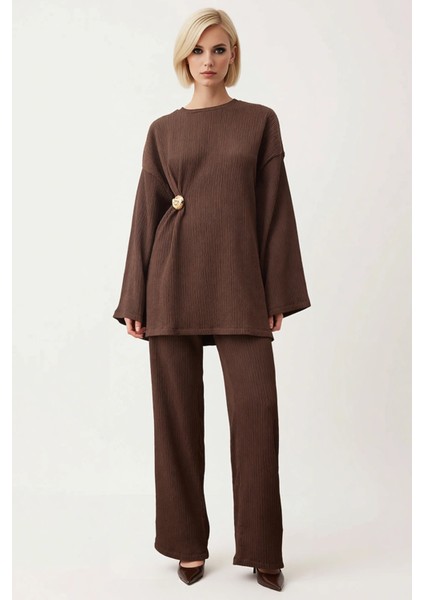 Kadın Alt Üst Geniş Kalıp Fitilli Örme Alt Üst Takım Metal Toka Detaylı Konforlu ve Şık Bir Görünüm fırsatları