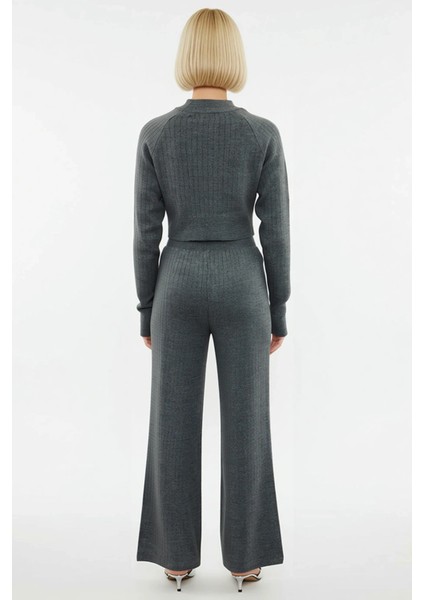 Kadın Alt Üst Modern Tasarım Dik Yaka Crop Triko Üst ve Uzun Boru Paça Triko Pantolon Takımı Rahat indirimleri