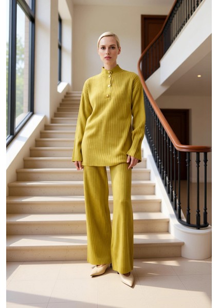 Kadın Alt Üst Ribana Dokulu Düğme Detaylı Devrik Yaka Triko Kazak ve Geniş Paça Pantolon Takımı Şık