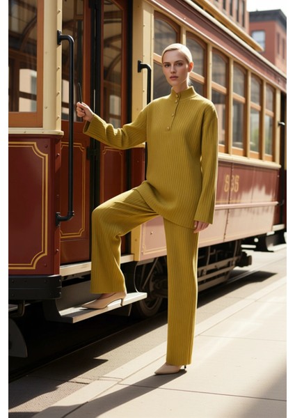 Kadın Alt Üst Ribana Dokulu Düğme Detaylı Devrik Yaka Triko Kazak ve Geniş Paça Pantolon Takımı Şık modelleri