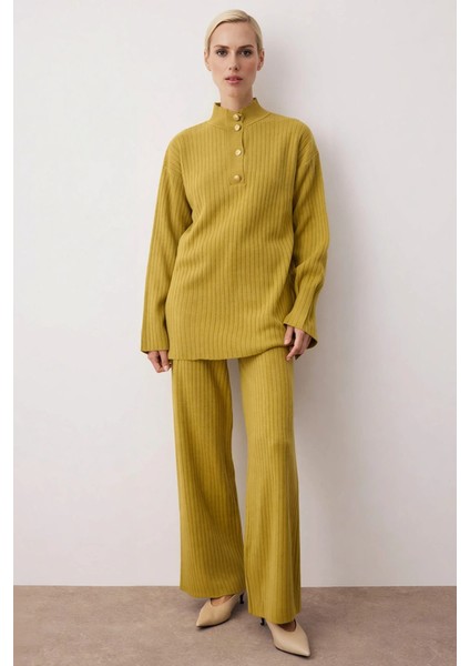 Kadın Alt Üst Ribana Dokulu Düğme Detaylı Devrik Yaka Triko Kazak ve Geniş Paça Pantolon Takımı Şık fırsatları