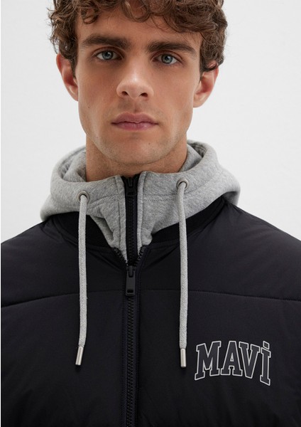 Mavi Logo Baskılı Kapüşonlu Siyah Şişme Mont 0110662-71379