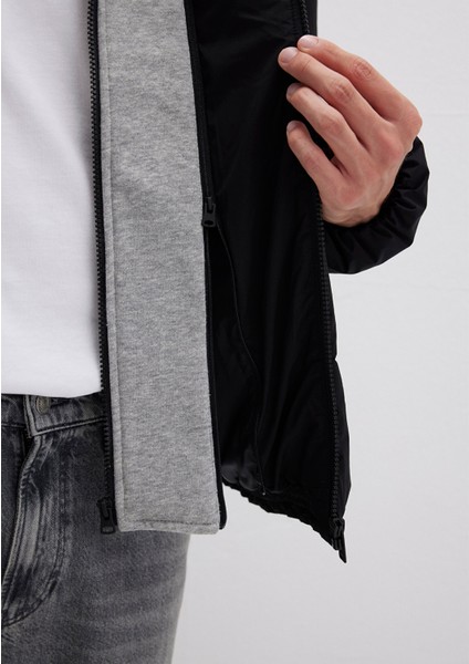 Mavi Logo Baskılı Kapüşonlu Siyah Şişme Mont 0110662-71379