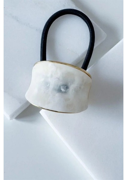 Mermer Görünümlü Tümsek Tasarım Gold Detaylı Kadın Lastik Toka Beyaz