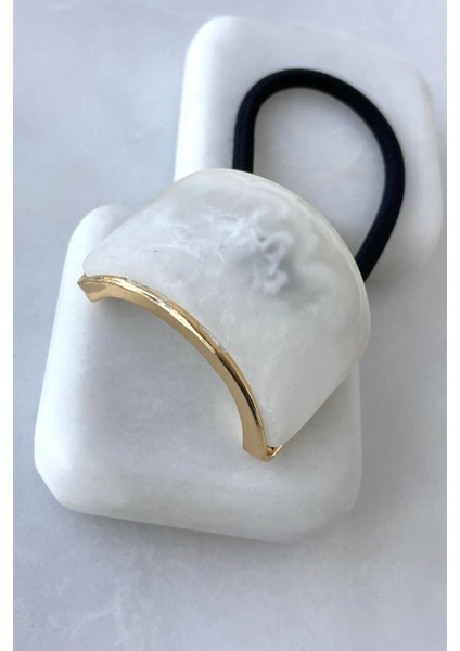 Mermer Görünümlü Tümsek Tasarım Gold Detaylı Kadın Lastik Toka Beyaz modelleri