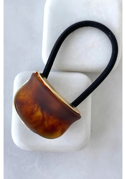 Mermer Görünümlü Tümsek Tasarım Gold Detaylı Kadın Lastik Toka Kahverengi