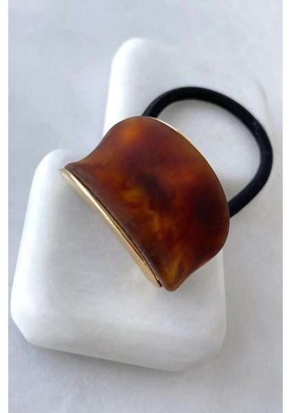 Mermer Görünümlü Tümsek Tasarım Gold Detaylı Kadın Lastik Toka Kahverengi fiyatları