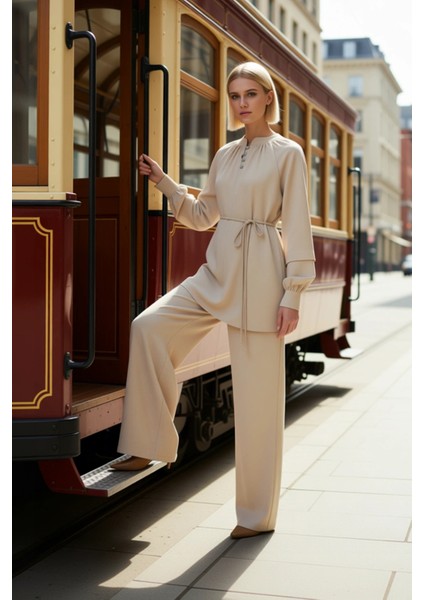 Modern Kesim Sedef Düğmeli Bağlama Detaylı Tunik ve Rahat Kalıp Geniş Paça Pantolon Takımı Kadın modelleri