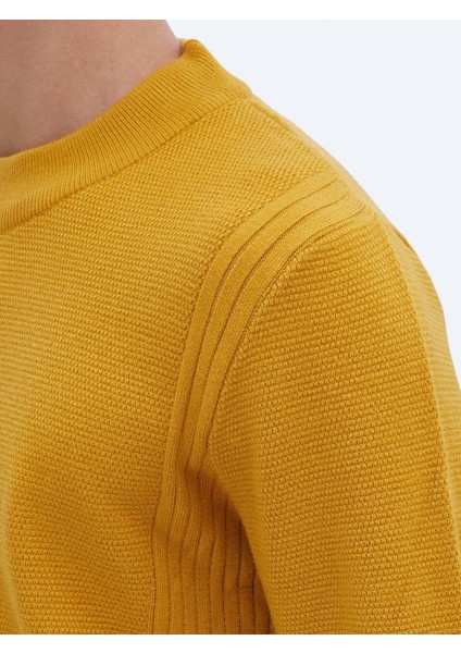 Sarı Yarım Balıkçı Yaka Desenli Triko Kazak