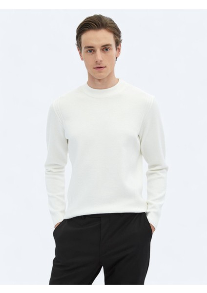 Ekru Yarım Balıkçı Yaka Desenli Triko Kazak