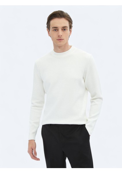 Ekru Yarım Balıkçı Yaka Desenli Triko Kazak