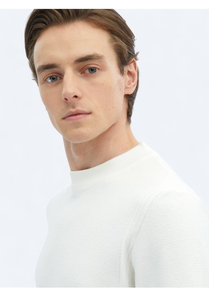 Ekru Yarım Balıkçı Yaka Desenli Triko Kazak