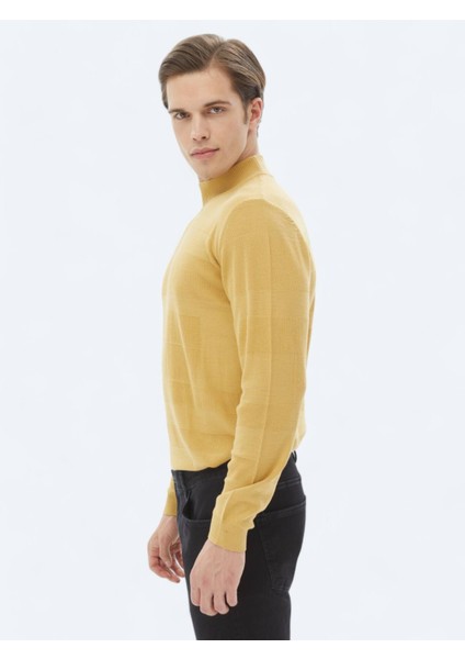 Sarı Yarım Balıkçı Yaka Jakarlı Yün Karışımlı Triko Kazak