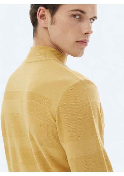 Sarı Yarım Balıkçı Yaka Jakarlı Yün Karışımlı Triko Kazak