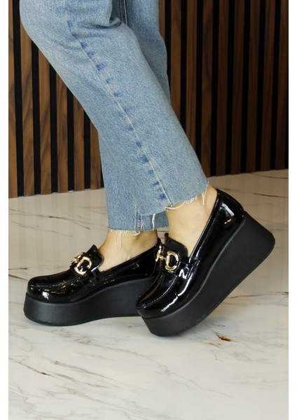 Celyn Siyah Rugan Yuvarlak Burun Tokalı Dolgu Topuklu Günlük Ayakkabı