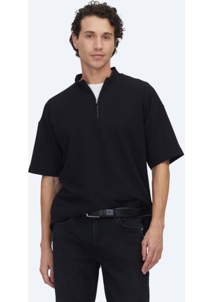 Siyah Desenli Dik Yaka T-Shirt indirimleri