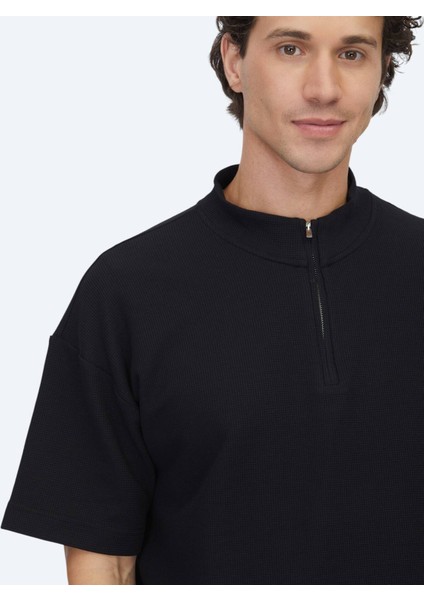 Siyah Desenli Dik Yaka T-Shirt