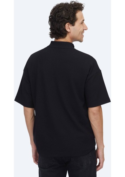 Siyah Desenli Dik Yaka T-Shirt