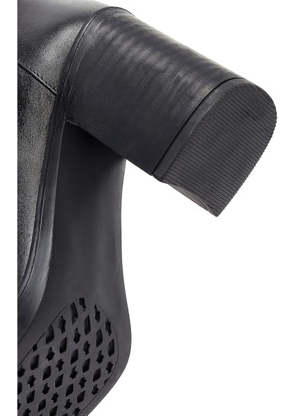 Kadın Siyah Fermuarlı Kalın Topuklu Deri Çizme 25WFD203118