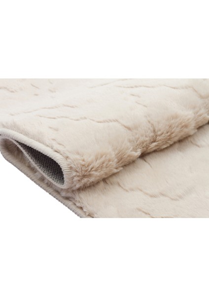 Piramit Desenli Yumuşak Peluş Halı – Kaymaz Tabanlı Modern Salon Halısı Piramit