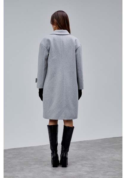 Gri Kruvaze Yaka Düğme Detaylı Kaşe Kaban