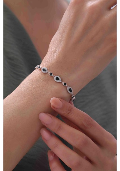 Siyah Taşlı Işlemeli Gümüş Kadın Bileklik