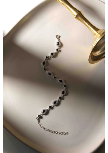 Siyah Taşlı Işlemeli Gümüş Kadın Bileklik modelleri