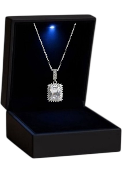 Işıklı Kutuda 925 Ayar Gümüş Baget Kolye Kadın
