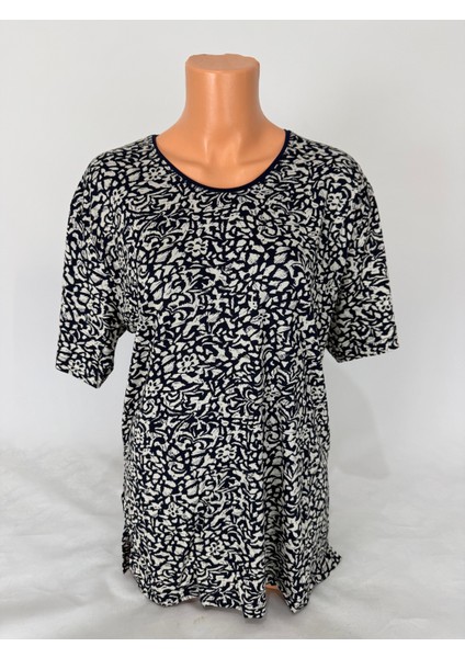 Kadın Siyah Gri U Yaka Kısa Kollu Desenli Yırtmaçlı Dokuma Viskon Anne Penye Tişört