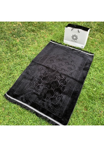 Lüks Kalın Yumuşak Peluş Kaymaz Deri Tabanlı Hediyelik Çeyizlik Seccade Siyah Peluş Seccade