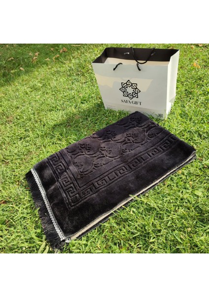 Lüks Kalın Yumuşak Peluş Kaymaz Deri Tabanlı Hediyelik Çeyizlik Seccade Siyah Peluş Seccade fiyatları