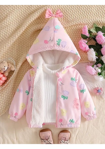 Pembe Çiçek Desenli, Kapüşonlu Ince Kız Çocuk Montu. Peluş Dokulu Iç Kısmı Yumuşaklık Sağlar, Hafif Yapısıyla Bahar ve Serin Havalar Için Ideal.