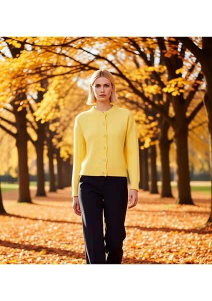 Kadın Düğme Detaylı Saç Örgü Desenli Düşük Omuzlu Geniş Kalıp Triko Hırka Rahat ve Şık Görünüm