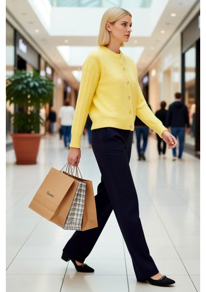 Kadın Düğme Detaylı Saç Örgü Desenli Düşük Omuzlu Geniş Kalıp Triko Hırka Rahat ve Şık Görünüm modelleri