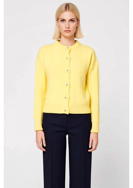 Kadın Düğme Detaylı Saç Örgü Desenli Düşük Omuzlu Geniş Kalıp Triko Hırka Rahat ve Şık Görünüm fırsatları