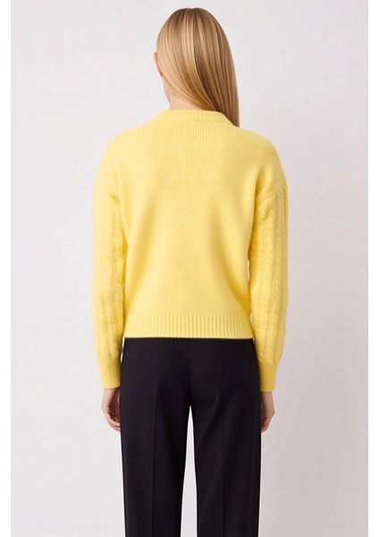 Kadın Düğme Detaylı Saç Örgü Desenli Düşük Omuzlu Geniş Kalıp Triko Hırka Rahat ve Şık Görünüm indirimleri