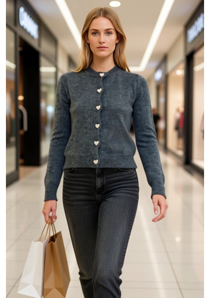 Kadın Yumuşak Dokulu Kalp Düğmeli Triko Hırka Ceket Görünümüyle Şıklık ve Konforu Birleştiriyor modelleri