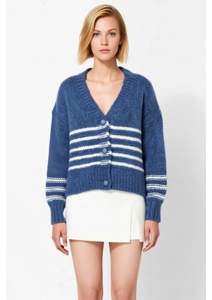 Kadın Oversize V Yaka Çizgili Triko Hırka Rahat Kesimi ve Yumuşak Dokusuyla Günlük Şıklık Şık fırsatları